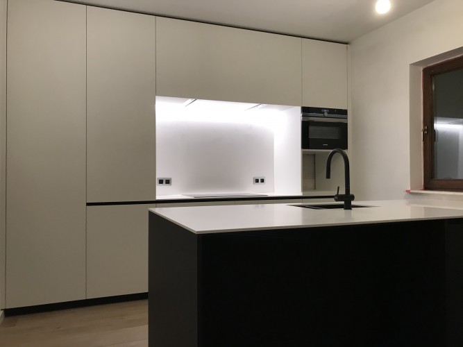 Zwart-witte keuken met Fenix materiaal